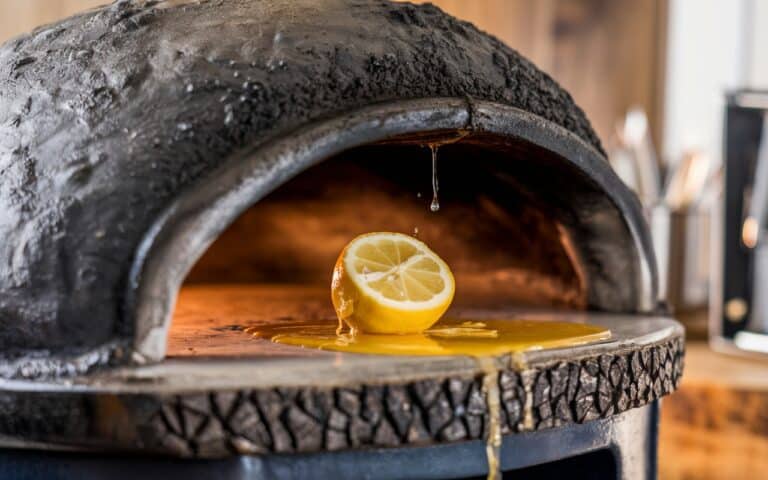 Del limone nel forno: una tecnica infallibile per sciogliere grasso e sporco incrostato “ho aperto la porta ed era lucido come mai prima”