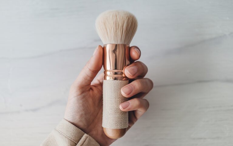 Questo trucco naturale elimina la polvere più a lungo di un panno classico