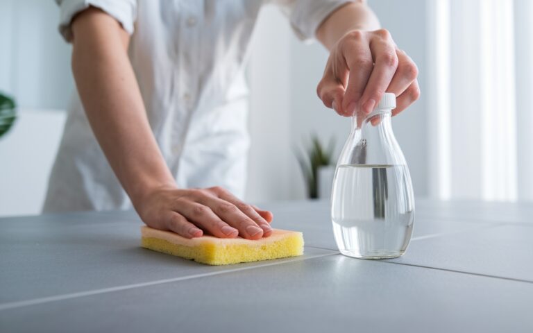Il trucco sconosciuto per pulire le fughe delle piastrelle con un ingrediente della dispensa