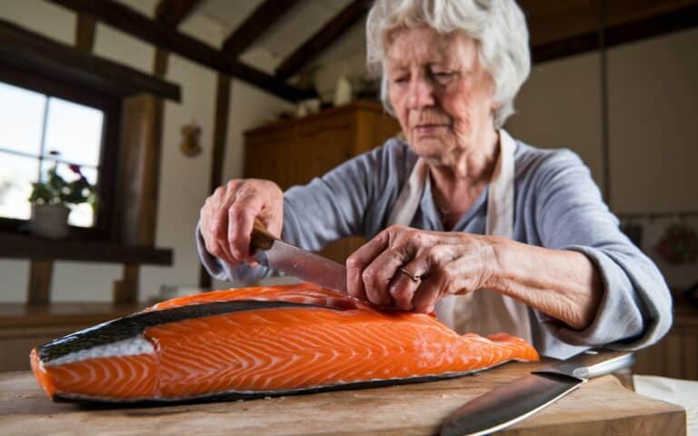 Senza coltello: il trucco infallibile che tutte le nonne usano per rimuovere la pelle del salmone