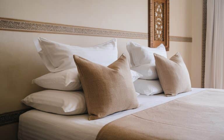 Scopri il segreto degli hotel per mantenere i cuscini freschi e voluminosi: un metodo sorprendente